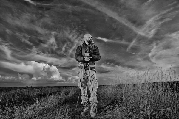 Muž dobrodružství cestování venkovní — Stock fotografie