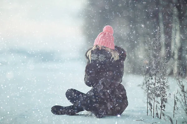 Giovane donna in inverno giorno freddo — Foto Stock