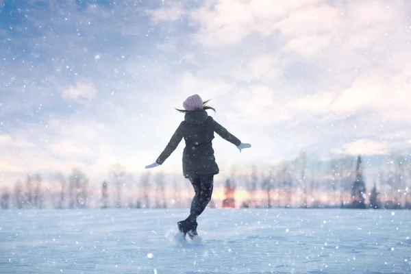 Menina feliz no inverno campo nevado — Fotografia de Stock