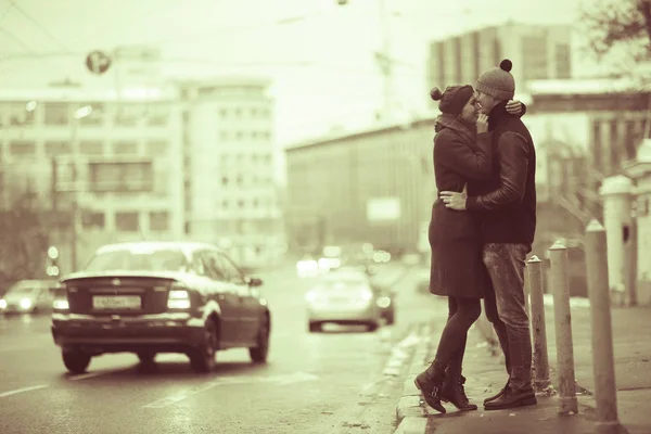 Couple marchant dans les rues de Moscou — Photo