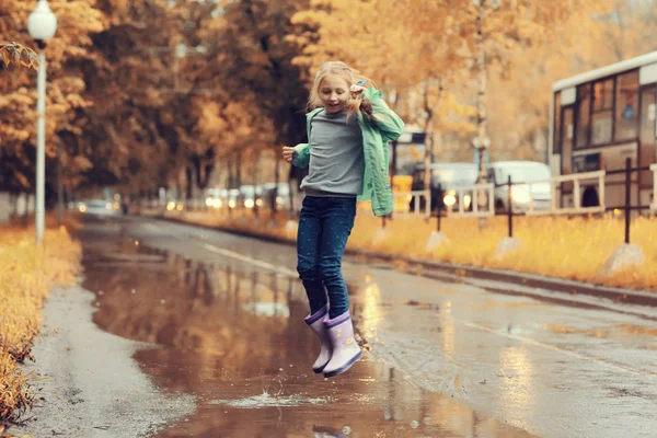 Fille jouer en plein air après la pluie — Photo