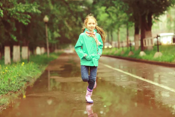 Дівчина грає під весняним дощем — стокове фото