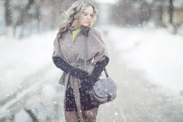 Menina vestindo casaco no inverno — Fotografia de Stock