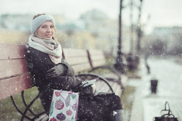 Девушка на зимней прогулке по городу — стоковое фото