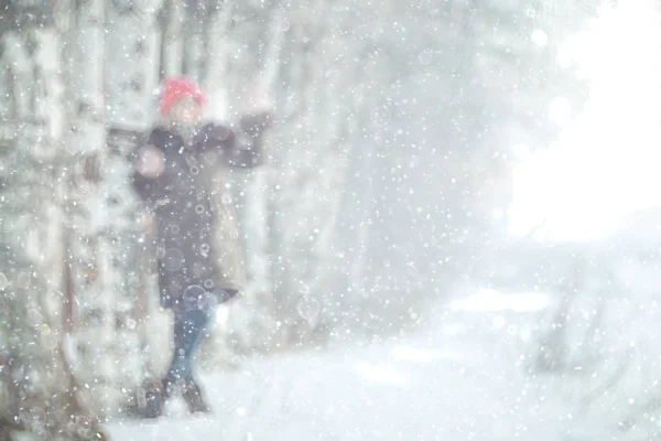 年轻妇女在冬季公园 — 图库照片