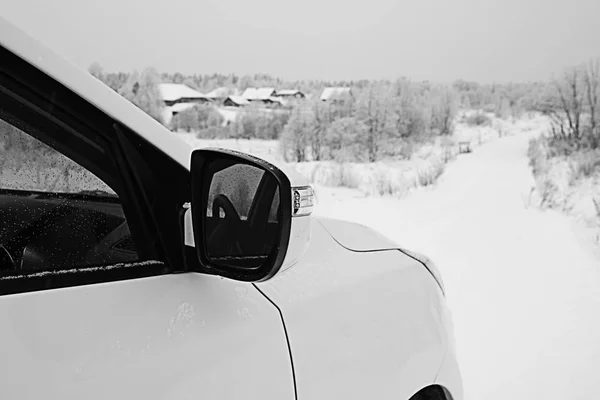 Αυτοκίνητο σε ένα χιονισμένο τοπίο — Φωτογραφία Αρχείου