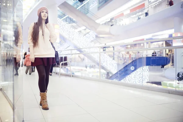 Girl walking in the mall — Stock Photo, Image