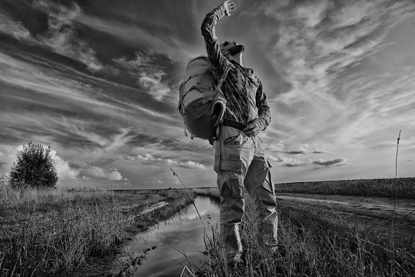 Adventure man traveling outdoor — Stock Photo, Image