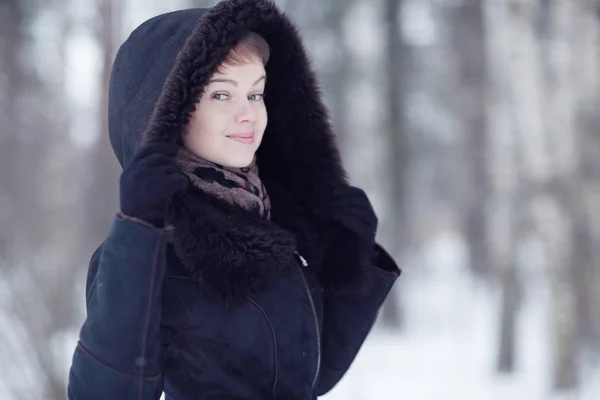 Femme portant un manteau de fourrure dans le parc — Photo