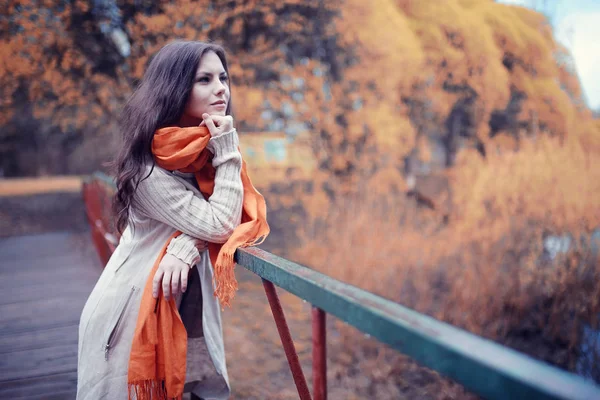 秋の公園での若い女性 — ストック写真