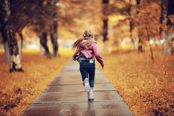 Mädchen läuft im Herbstpark — Stockfoto