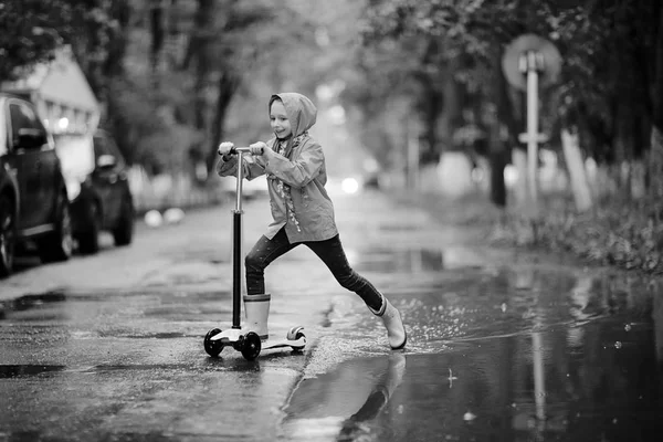 Девушка ездит на скутере в парке — стоковое фото