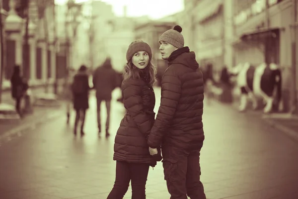 在城市街道上散步的恋人 — 图库照片