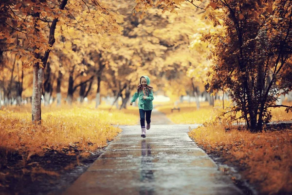 Mädchen läuft im Herbstpark — Stockfoto