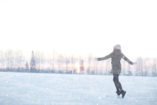 Chica feliz en el campo nevado de invierno —  Fotos de Stock