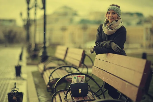 Femme assise sur un banc — Photo