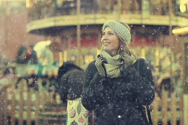 Retrato de invierno de chica feliz —  Fotos de Stock