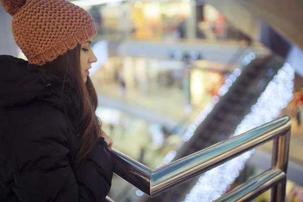 Chica joven en el centro comercial — Foto de Stock