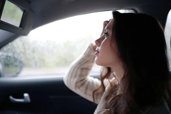 Girl painting lips in the car — Stock Photo, Image