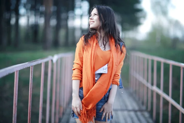 Young woman in in autumn park — Stock Photo, Image