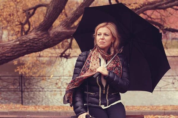 Mujer con paraguas en el parque de otoño —  Fotos de Stock
