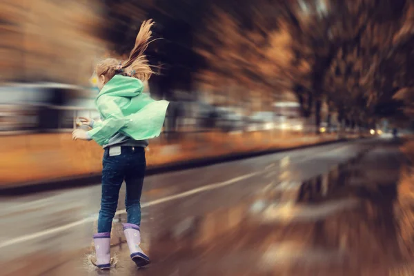 Девушка бежит по осеннему парку — стоковое фото