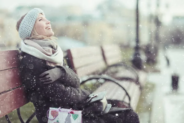 Hübsches Mädchen zu Fuß in der Winterstadt — Stockfoto