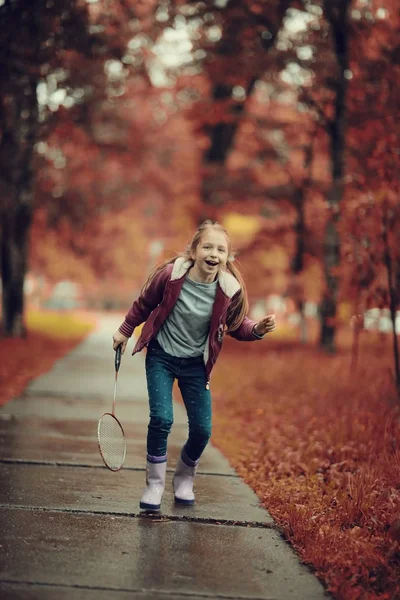 Flicka spelar badminton i parken — Stockfoto