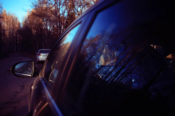 Auto auf herbstlicher Sonnenstraße — Stockfoto