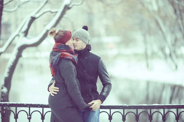 Young couple walking in the city — Stock Photo, Image