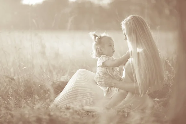 Mãe e filha no campo — Fotografia de Stock