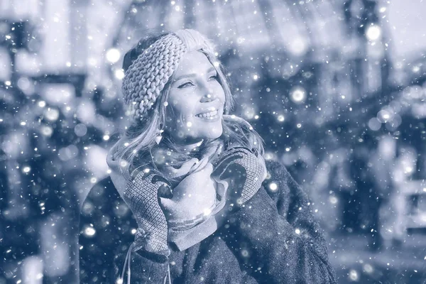Flicka på en vinter promenad i staden — Stockfoto