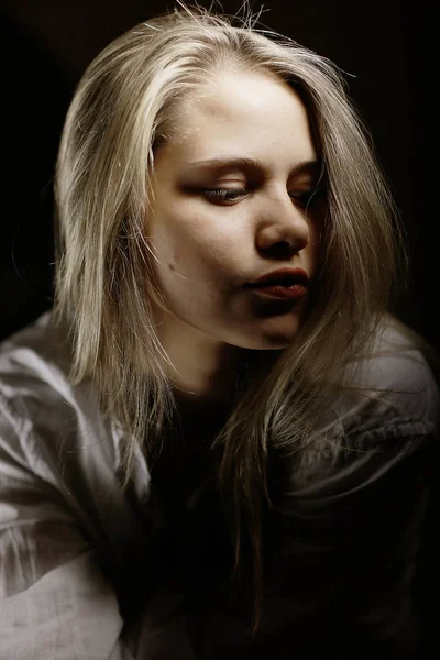 Porträtt av ung blond flicka — Stockfoto