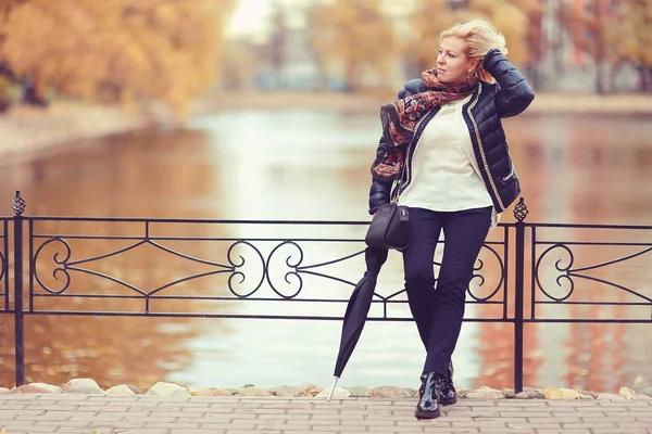 Femme avec parapluie dans le parc d'automne — Photo