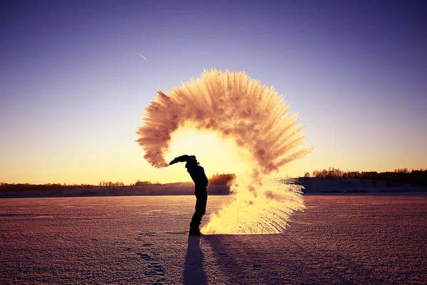 Un homme qui se jette de la neige dessus — Photo