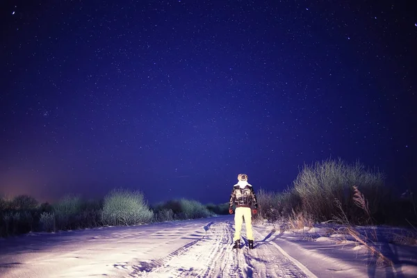 Hombre de pie en el campo de invierno — Foto de Stock