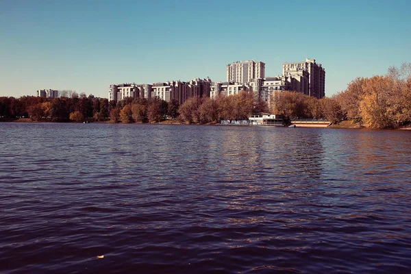 Солнечный пейзаж в городском парке — стоковое фото