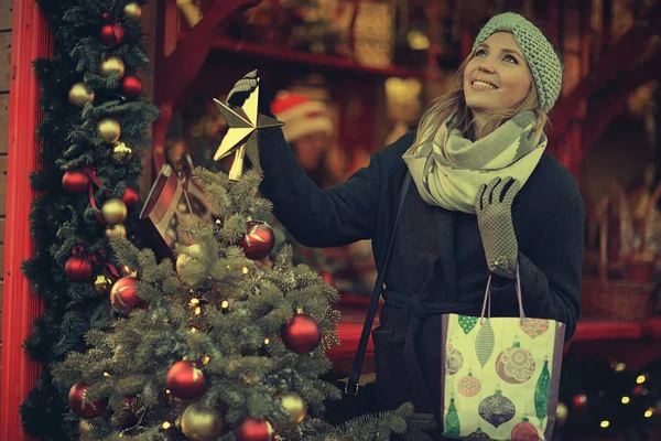 Glückliche Frau kauft Geschenke — Stockfoto