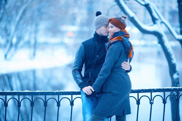 Young couple walking in the city — Stock Photo, Image