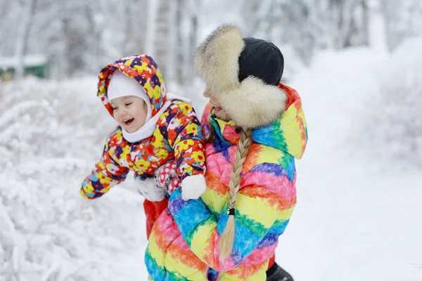 Mamma och lilla dotter i parken — Stockfoto