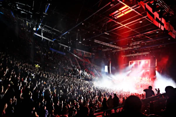 Tömeg egy rock koncerten — Stock Fotó