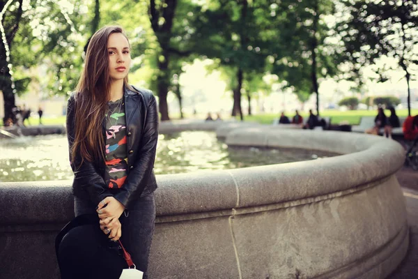 Mujer bonita en la ciudad — Foto de Stock