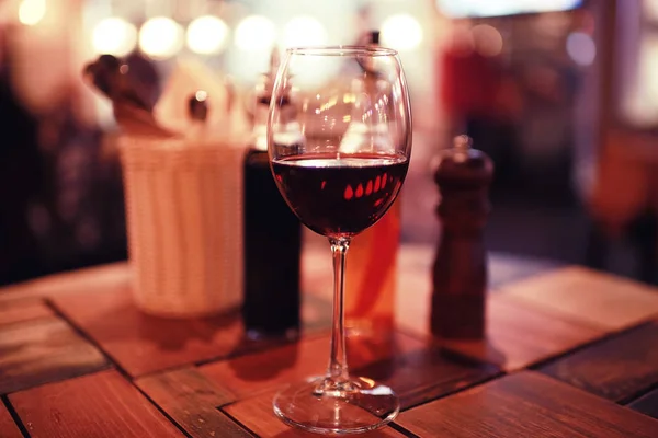 Serving a glass of red wine — Stock Photo, Image