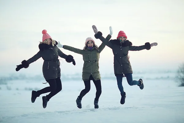 Ομάδας των κοριτσιών άλμα το χειμώνα — Φωτογραφία Αρχείου