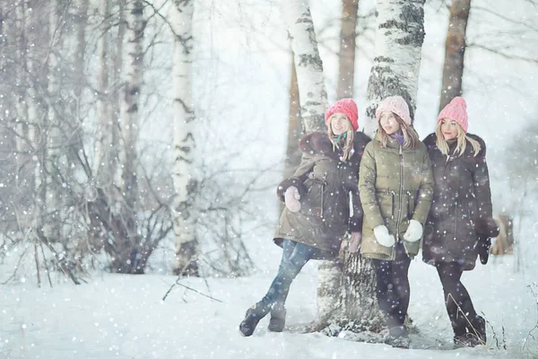 Les jeunes femmes s'amusent — Photo