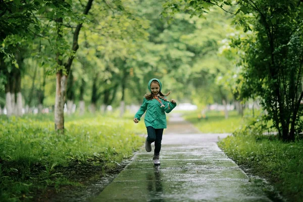 Chica corriendo en el otoño Parque — Foto de Stock