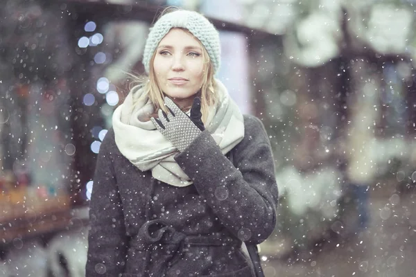 Bella ragazza a piedi nella città invernale — Foto Stock