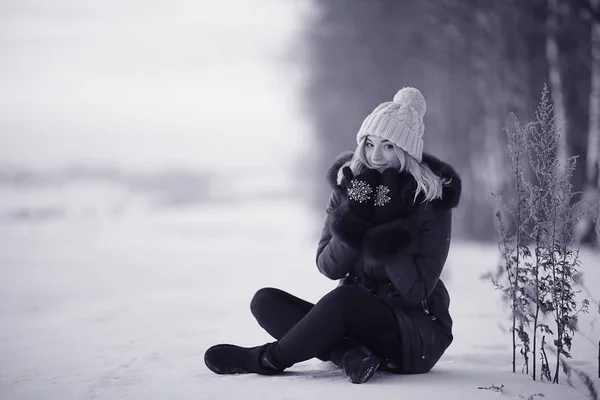 Giovane donna in inverno giorno freddo — Foto Stock