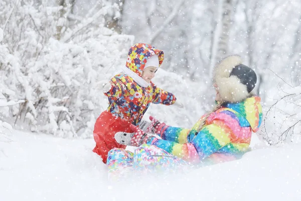 Tochter und Mutter spielen im Schnee — Stockfoto