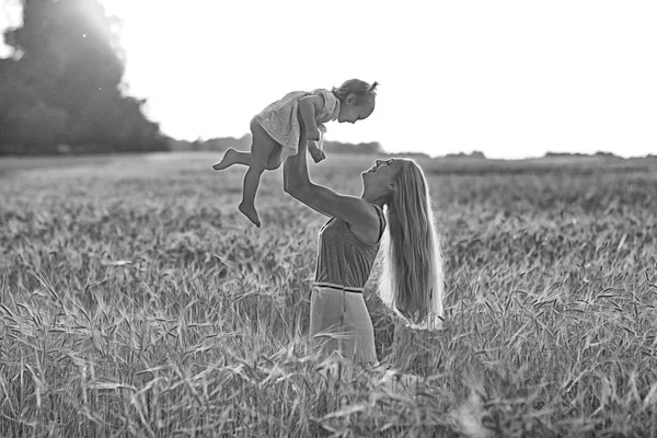 Matka i córka trochę w polu — Zdjęcie stockowe